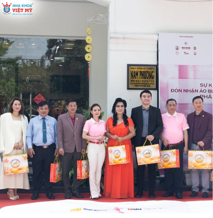 Mọi người đồng lòng ký khai bút trên chiếc áo Blouse Phá kỷ lục với tổng  diện tích hơn 80m2 thể hiện tinh thần chung tay bảo vệ sức khỏe - sắc đẹp cộng đồng Việt Nam