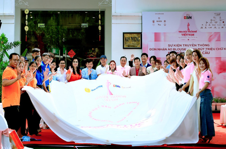 Đại diện Công ty TNHH Nguyên Anh Healthcare - Nhà phân phối Túi ngực hãng GC Aesthetics - Nagor, Ông Đinh Ngọc Dũng - Giám đốc Sale & Marketing tại sự kiện đón nhận áo Blouse và khai bút triệu chữ ký vì sức khỏe - sắc đẹp cộng đồng Việt Nam