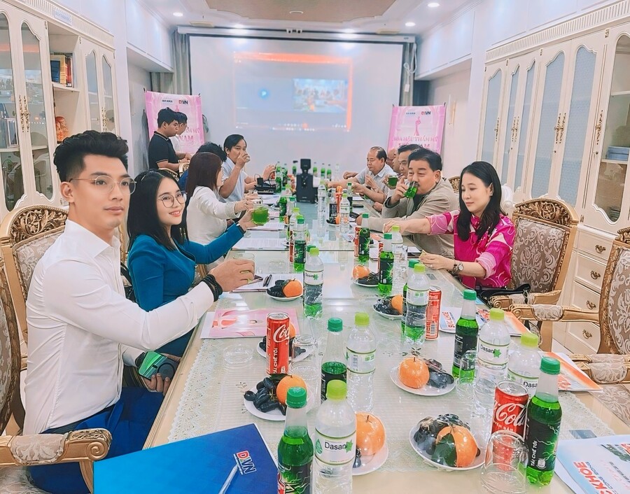 Nước Coca được trưng bày khá đẹp mắt trong buổi kết nối, chia sẻ giữa Ban tổ chức cuộc thi “Hoa Hậu Thẩm Mỹ Việt Nam” 2024 và Hội Phẫu Thuật Tạo Hình Thẩm Mỹ Việt Nam nhằm đồng hành cùng cuộc thi, lan tỏa, xây dựng hình ảnh văn hóa ngành thẩm mỹ - làm đẹp giá trị.