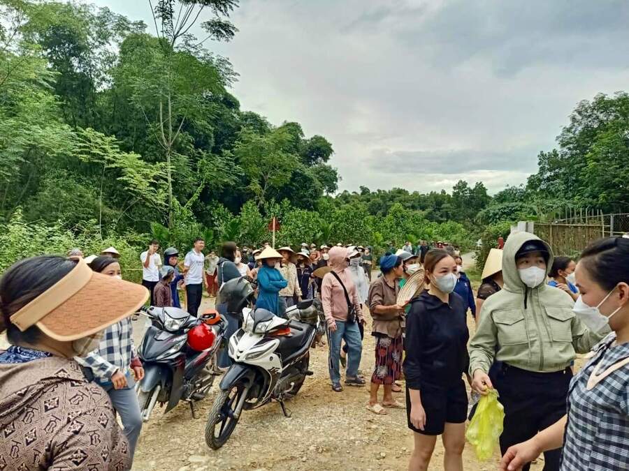  Người dân tập trung trước trang trại lợn của Công ty Agri-Vina