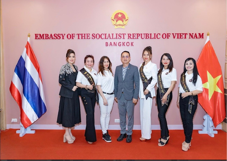 CEO Phan Thị Nhật Lệ (vị trí thư 3, từ bìa phải) tại Đại sứ quán Thái Lan