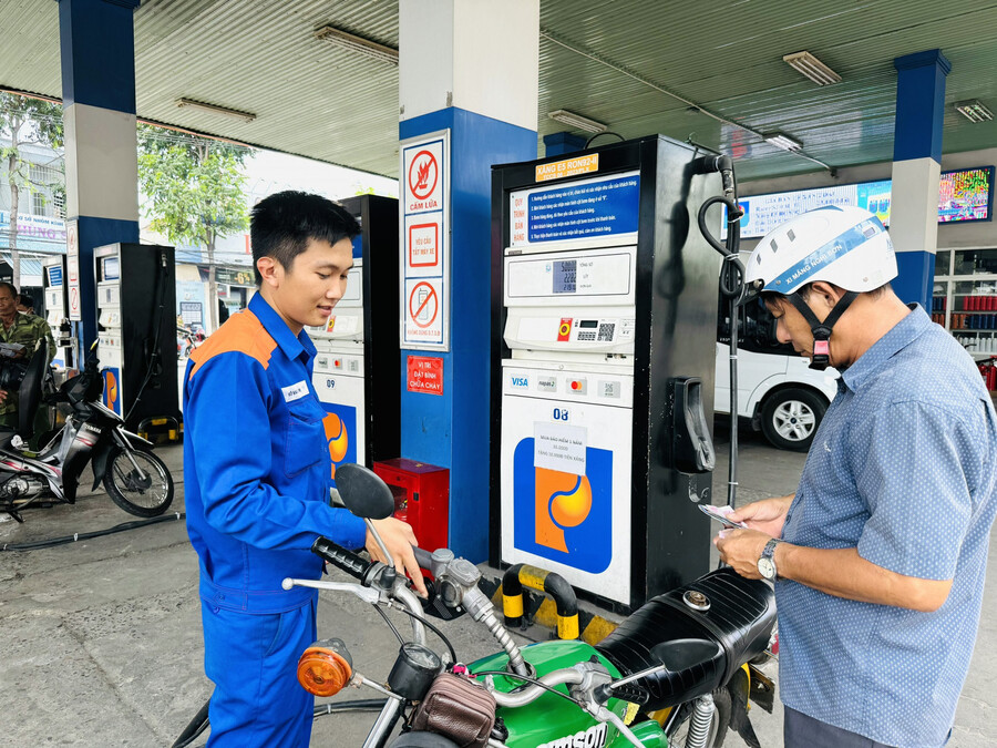 nguoi_dan_do_xang_o_nha_trang_20240801165856