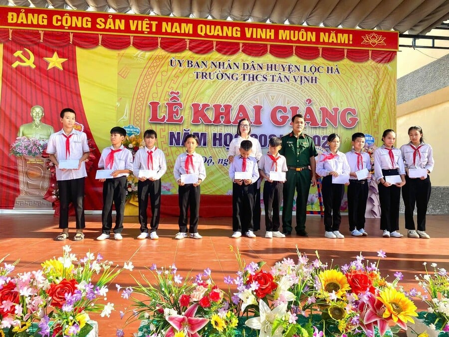 Tạp chí Sức Khỏe cộng Đồng cùng nhà tài trợ trao tặng 20 suất quà, mỗi suất trị giá 500 nghìn đồng tiền mặt cho các em học sinh có hoàn cảnh khó khăn