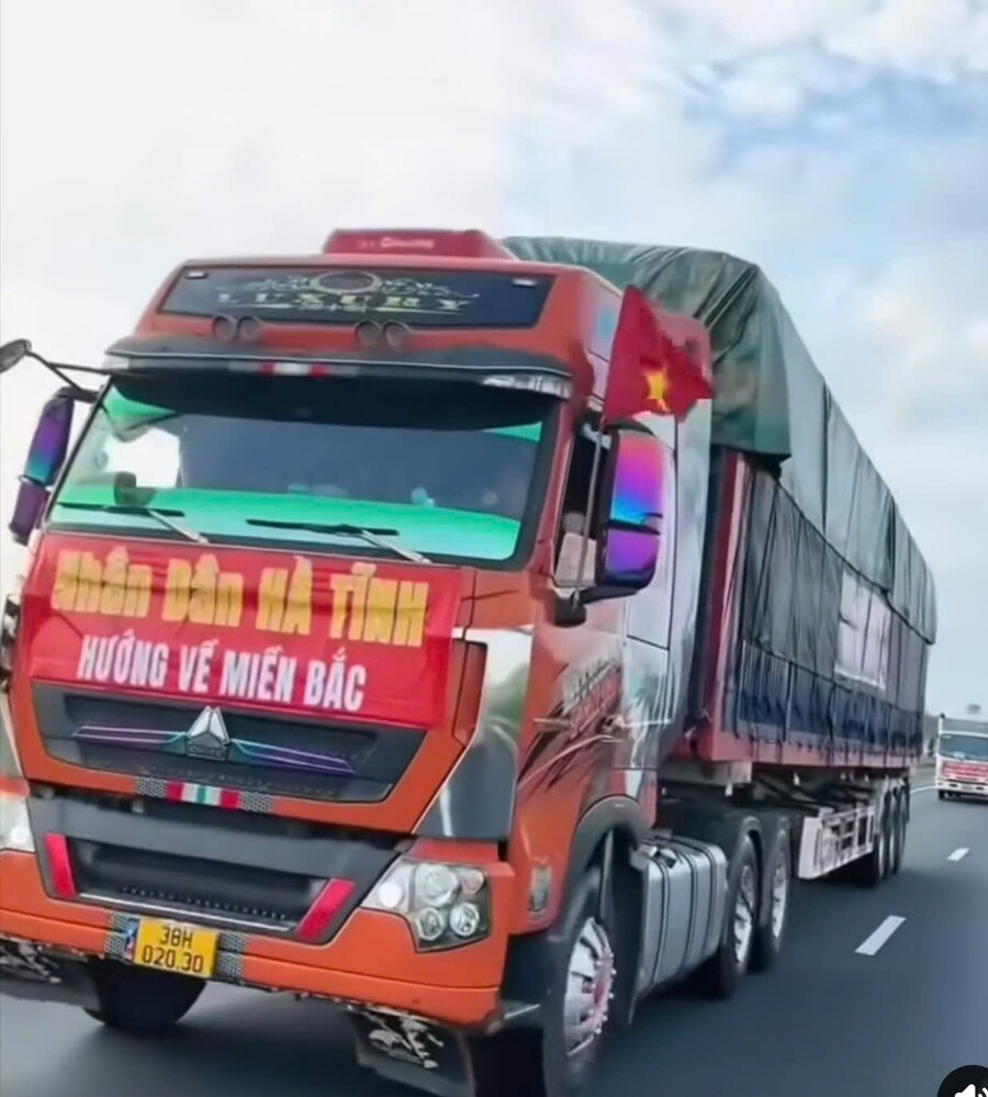 Những chuyến xe chở hàng cứu trợ tiến về miền Bắc