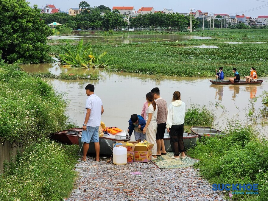 Nhiều khu phố bị cô lập, người dân phải dùng thuyền tiếp tế nhu yếu phẩm 