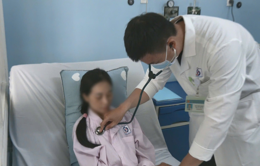 Bác sĩ thăm khám cho bệnh nhân L. (Ảnh: BVCC)