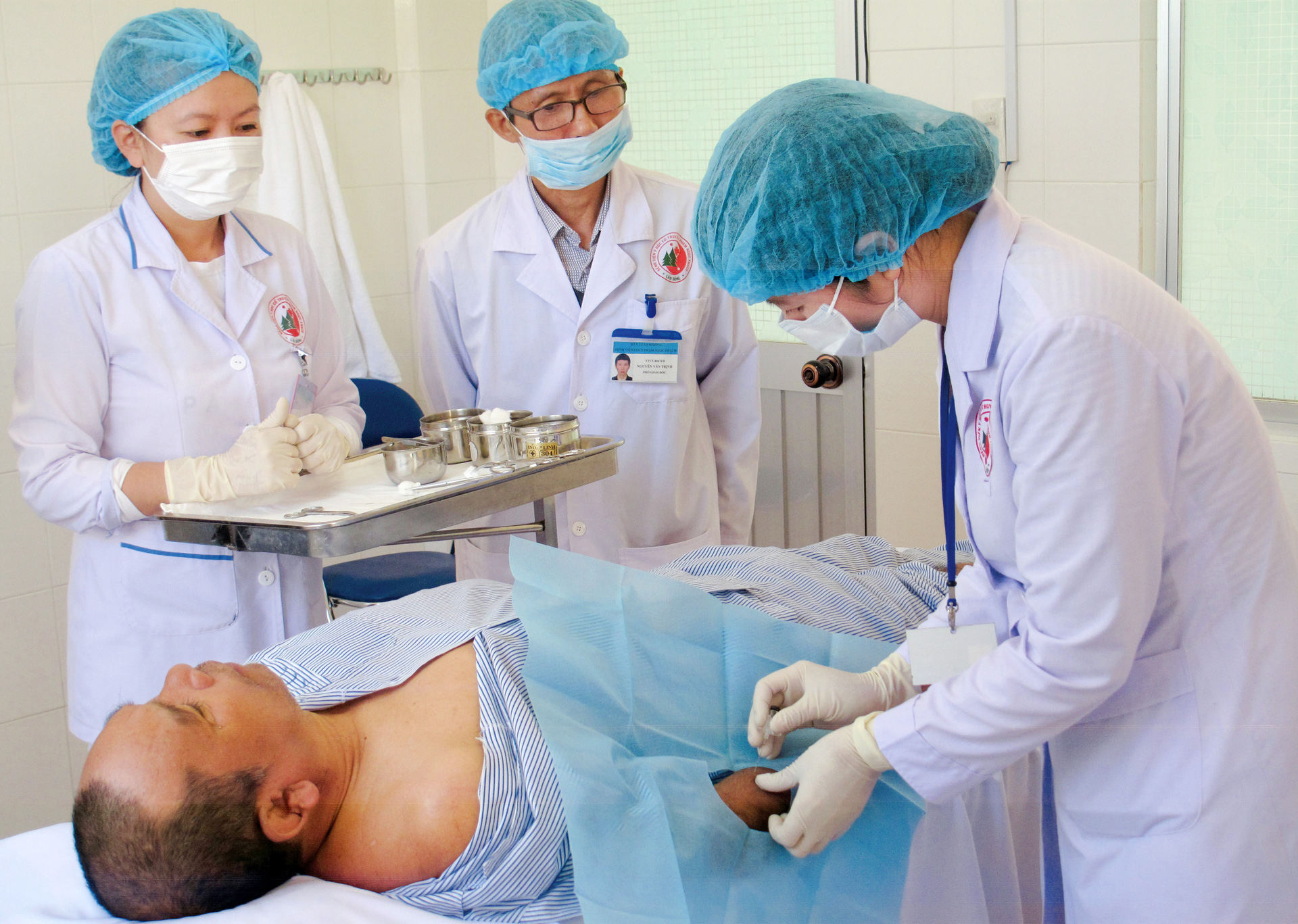 t5_01_30-10-hinh-1-cac-bac-si-benh-vien-yhct-pham-ngoc-thach-lam-dong-thuc-hien-thu-thuat-cay-chi-dieu-tri-benh-cho-benh-nhan_20231031204204