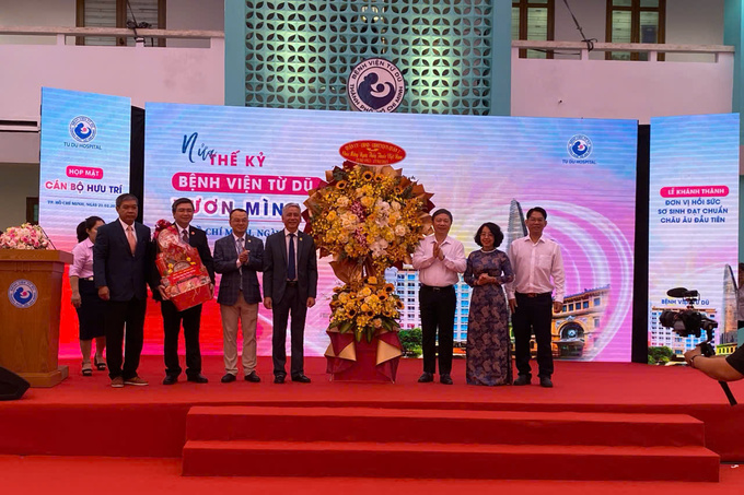 Đại diện lãnh đạo quận 1, TP. Hồ Chí Minh tặng hoa chúc mừng Bệnh viện Từ Dũ