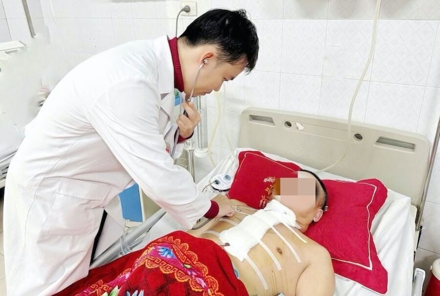 Các bác sĩ thăm khám cho bệnh nhân sau phẫu thuật