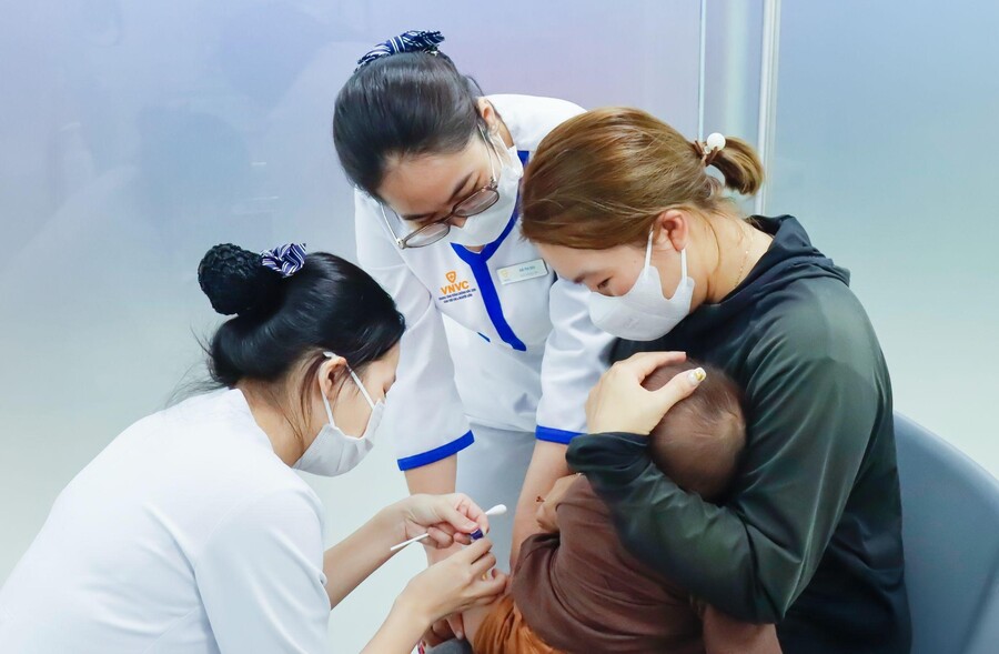 Trẻ tiêm vaccine sởi phòng bệnh tại VNVC (Ảnh: Lý Vi)
