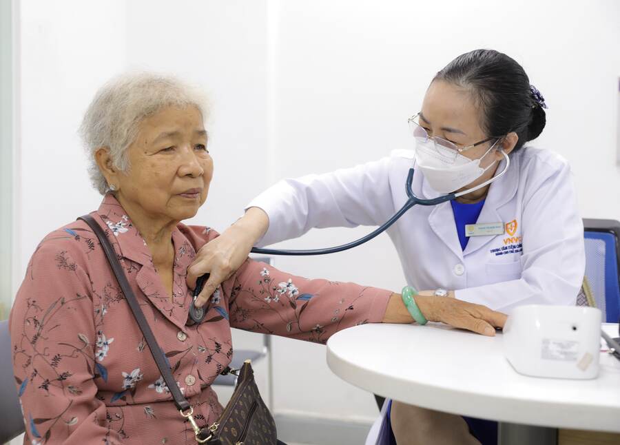 Người cao tuổi được bác sĩ VNVC khám sàng lọc kỹ trước tiêm vắc xin (Ảnh: Hoàng Quyền)