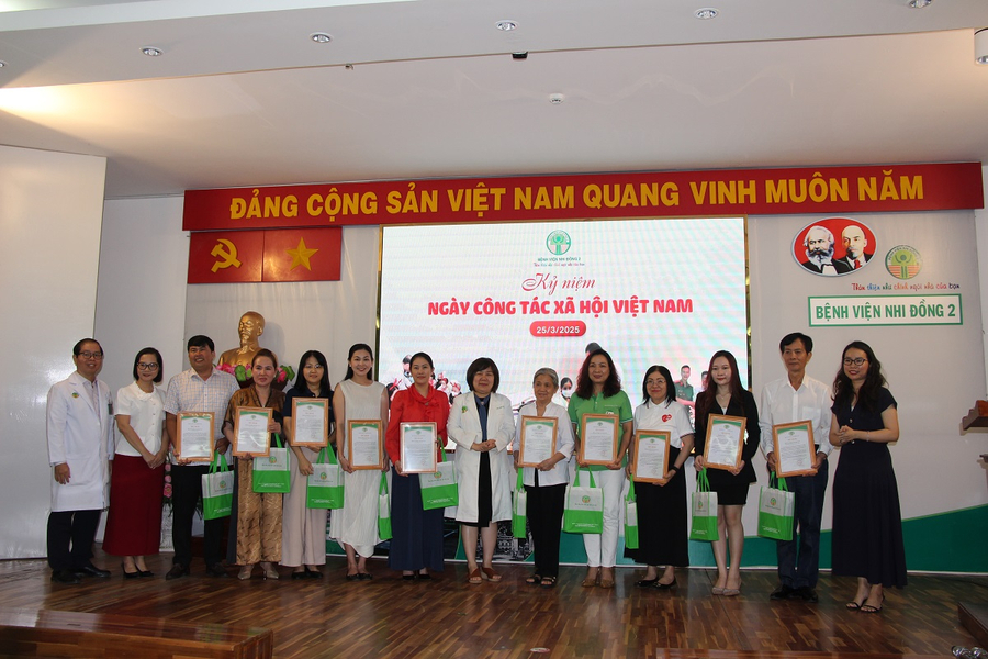 Bệnh viện Nhi đồng 2 trao quà và bằng tri ấn tới các mạnh thường quân