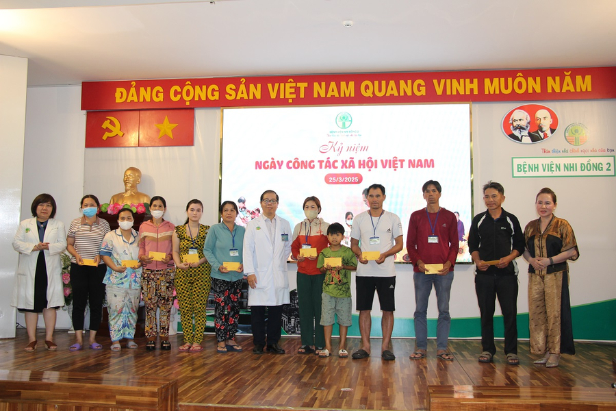 Trong dịp này, Bệnh viện Nhi đồng 2 tiếp tục trao các phần quà là viện phí cho các gia đình bệnh nhi có hoàn cảnh khó khăn