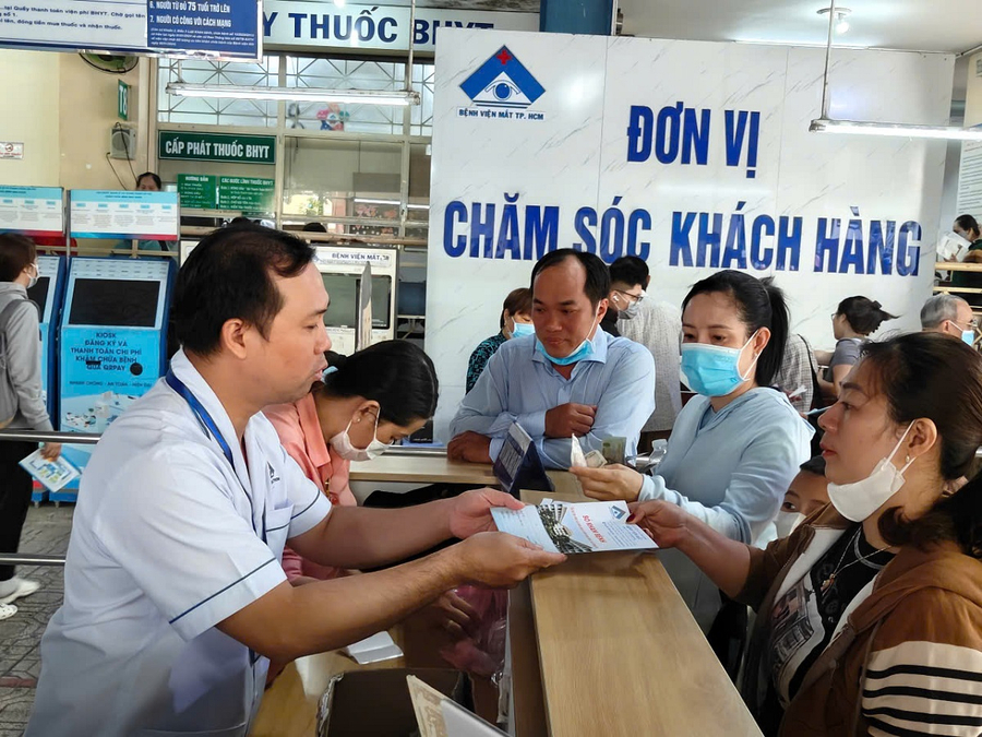Anh Nguyễn Phi Hùng đang hướng dẫn cho người dân đến khám chữa bệnh
