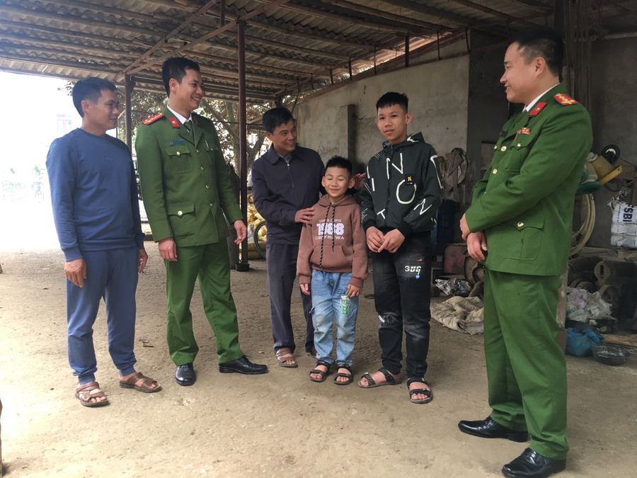 Công an xã Thọ Xương, huyện Thọ Xuân nhận đỡ đầu 4 em nhỏ mồ côi, có hoàn cảnh khó khăn
