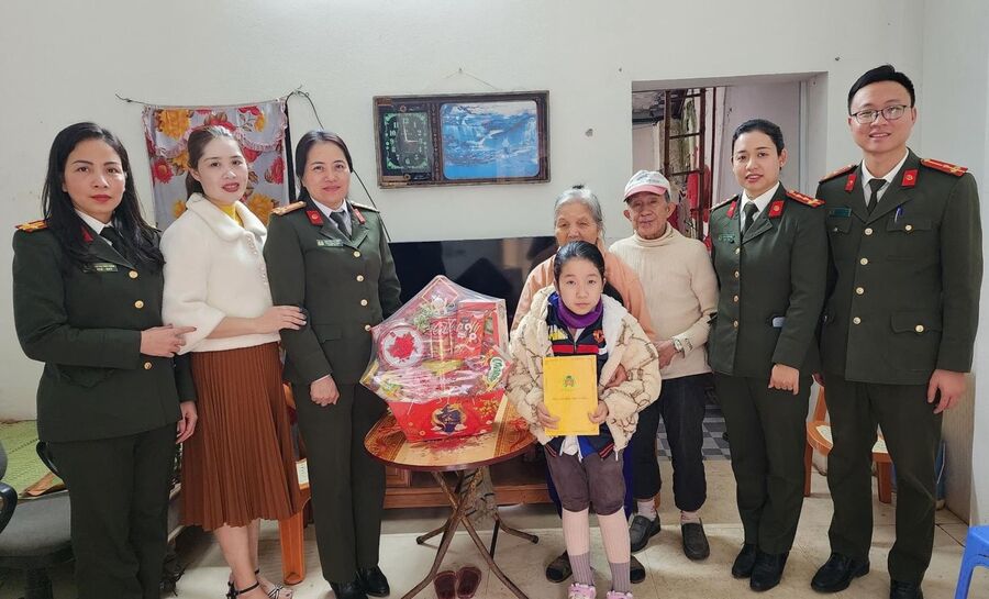 Sau hơn 3 năm triển khai, Chương trình“Mẹ đỡ đầu - Kết nối yêu thương” của Công an tỉnh Thanh Hóa đã trở thành điểm tựa cho những trẻ em thiếu may mắn