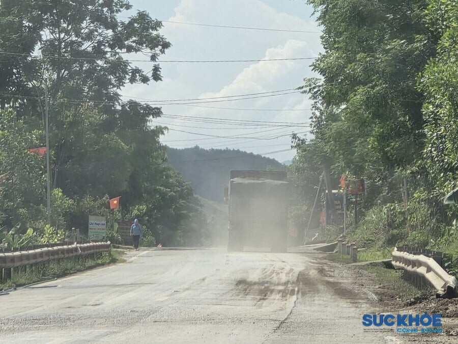 Anh B.T., người lưu thông qua tuyến đường bức xúc: “Xe chở đất nhưng không tưới đường khiến bụi bay mù mịt, ảnh hưởng nghiêm trọng đến sức khỏe người dân chúng tôi. Người tham gia giao thông như tôi chỉ biết căng mình hít bụi”.