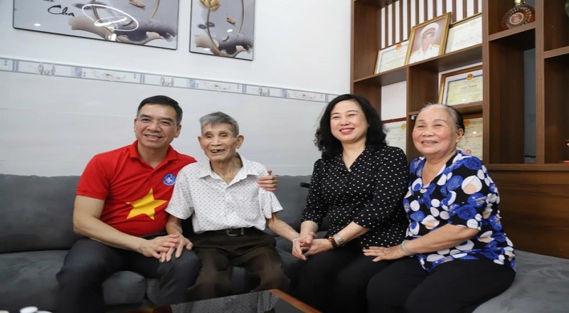 Bộ trưởng Bộ Y tế Đào Hồng Lan hỏi thăm sức khỏe của ông Nguyễn Xuân Viên tại tư gia (Ảnh: Bộ Y tế)