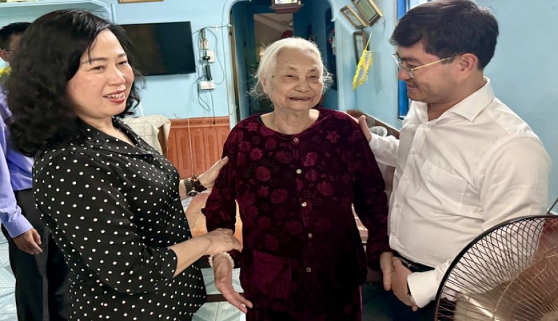 Bộ trưởng Đào Hồng Lan và đồng chí Lê Anh Tú, Thành ủy viên, Bí thư Đảng ủy Đặc khu Côn Đảo hỏi thăm sức khỏe bà Lương Thị Ngũ là vợ Liệt sĩ Nguyễn Đình Liện tại tư gia