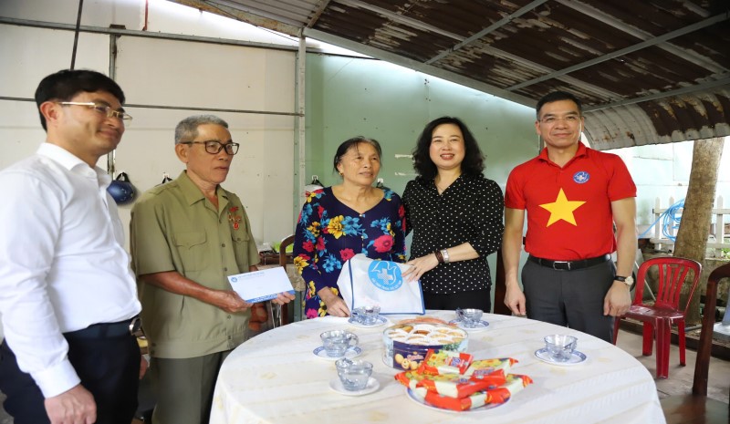 Bộ trưởng Đào Hồng Lan thăm thương binh Lê Văn Tiến tại tư gia