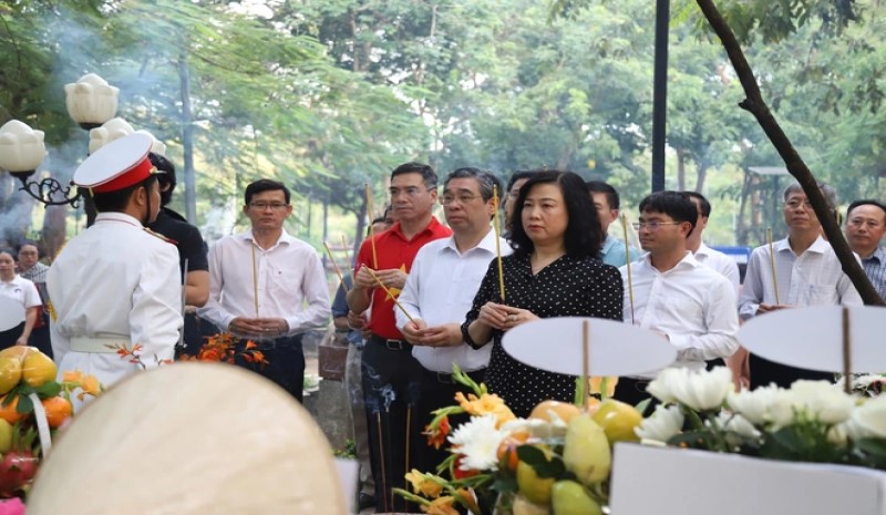 Bộ trưởng Đào Hồng Lan cùng đoàn công tác dâng hương, tri ân tưởng nhớ các anh hùng, liệt sĩ.