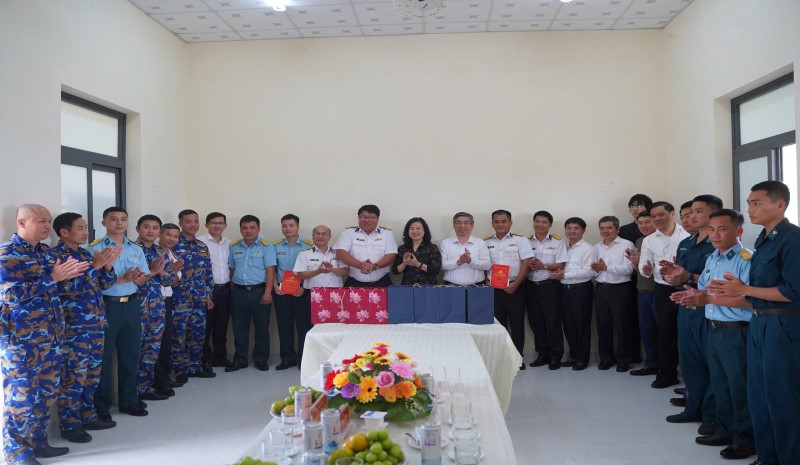 Bộ trưởng Bộ Y tế Đào Hồng Lan, Phó Bí thư thành ủy TPHCM đã trao tặng các phần quà hỗ trợ đời sống, sinh hoạt cho cán bộ, chiến sĩ các đơn vị lực lượng vũ trang thực hiện nhiệm vụ tại đây