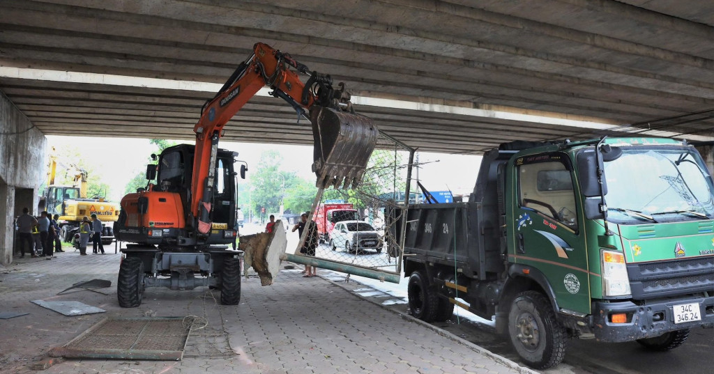 UBND xã Sóc Sơn đã chỉ đạo quyết liệt, kiên quyết xử lý dứt điểm trả lời nề đường thông thoáng cho người đi bộ