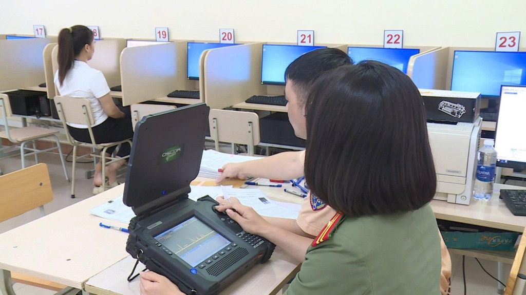 Công an tỉnh Thanh Hoá thông qua thiết bị kỹ thuật nghiệp vụ triển khai kiểm tra an ninh an toàn trong phòng thi 