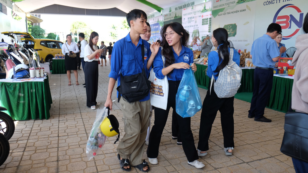 Sinh viên Đại học Nha Trang hưởng ứng chương trình “Đổi rác tái chế nhận quà xanh”. ( Ảnh: Thanh Huy)