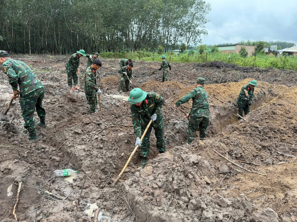 Cán bộ, chiến sĩ dội K59 nỗ lực tìm kiếm hoàn thành nhiệm vụ được giao