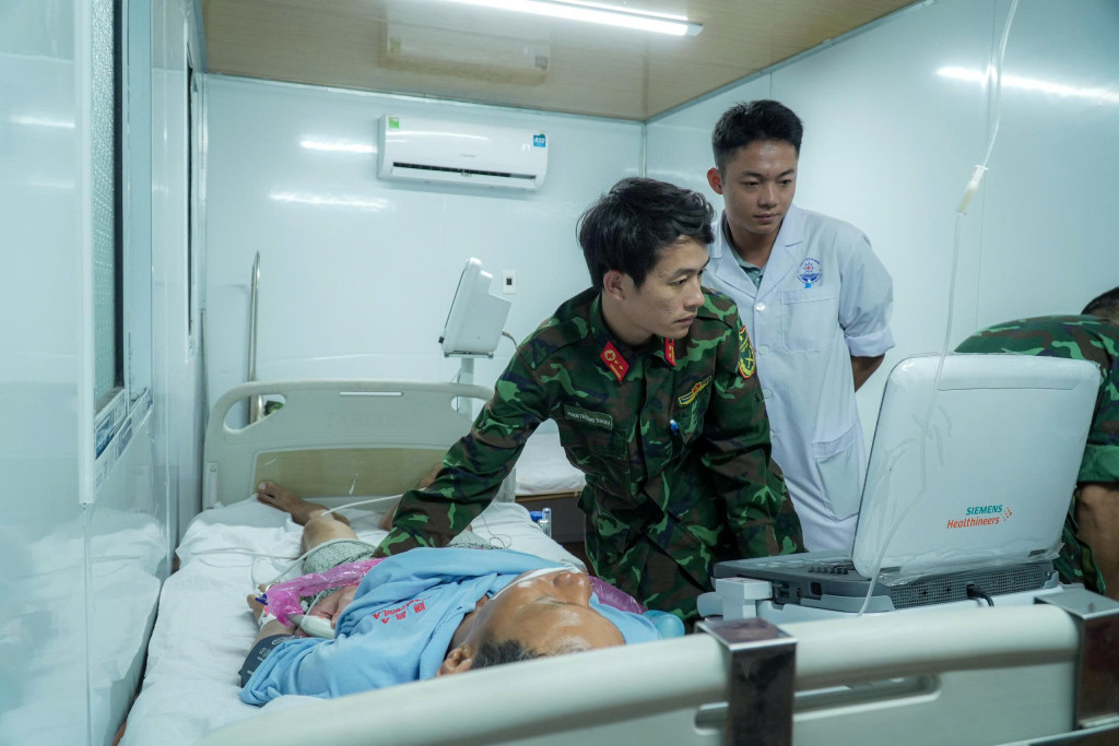 Bác sĩ và chiến sĩ đang thăm khám cho bệnh nhân (Ảnh: Bệnh viện Quân y 175)