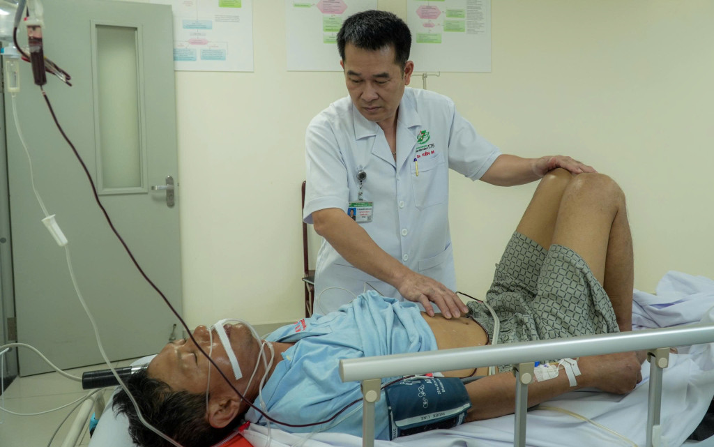 Bác sĩ đang thăm khám cho bệnh nhân bị tai nạn (Ảnh: Bệnh viện Quân y 175)