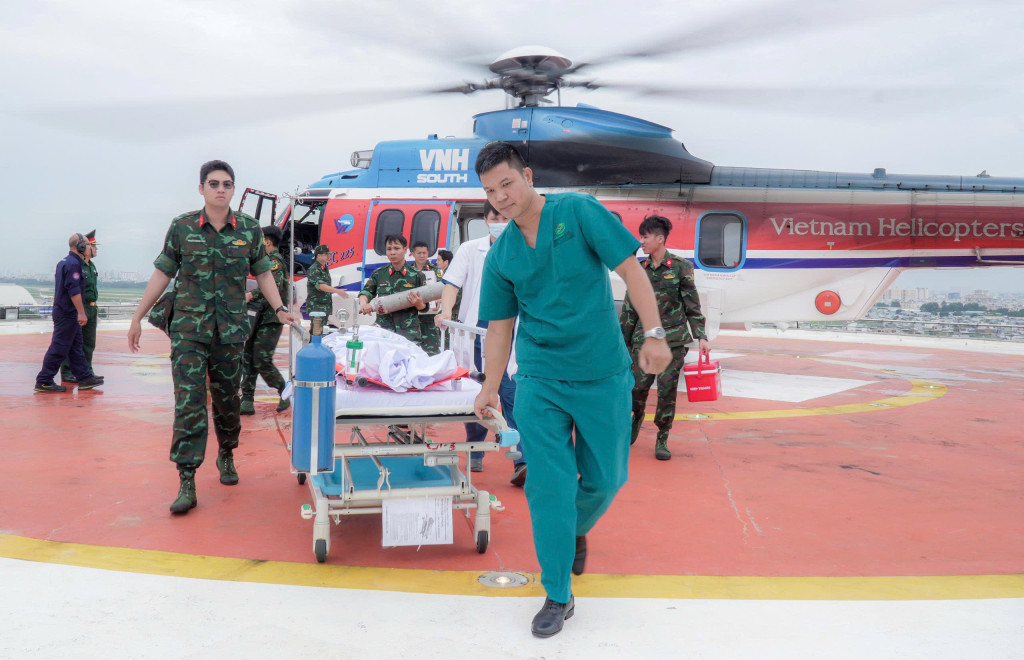 Các chiến sĩ và bác sĩ phối hợp cùng nhau đưa bệnh nhân bị tai nạn lao động đến bệnh viện (Ảnh: Bệnh viện Quân Y 175)