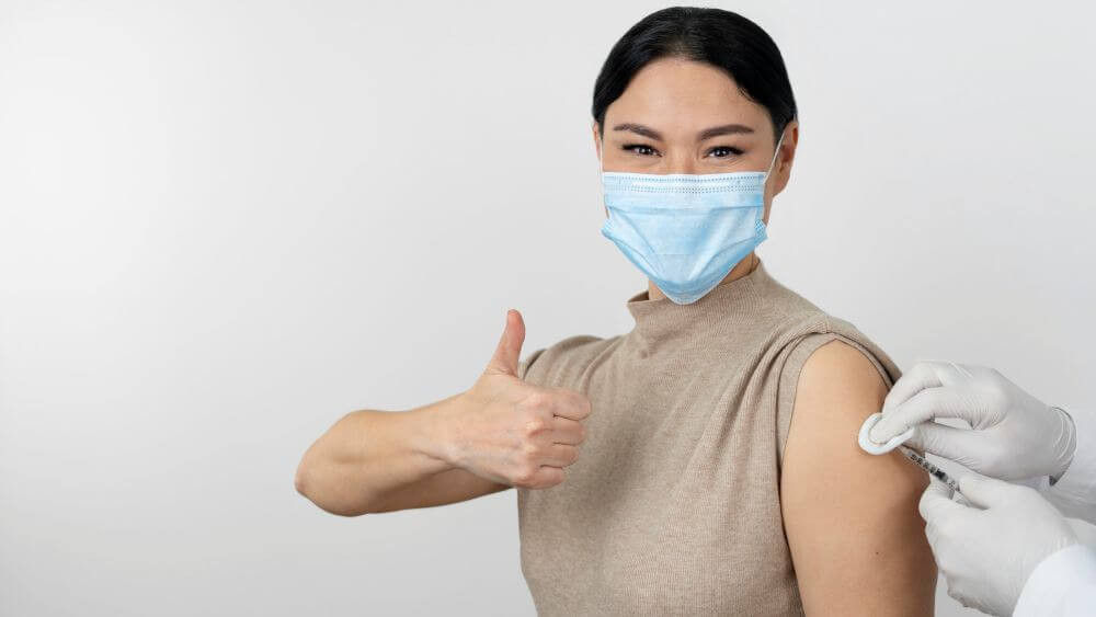 Tiêm phòng đầy đủ vừa bảo vệ các nhân vừa bảo vệ mọi người xung quanh (Ảnh minh họa)