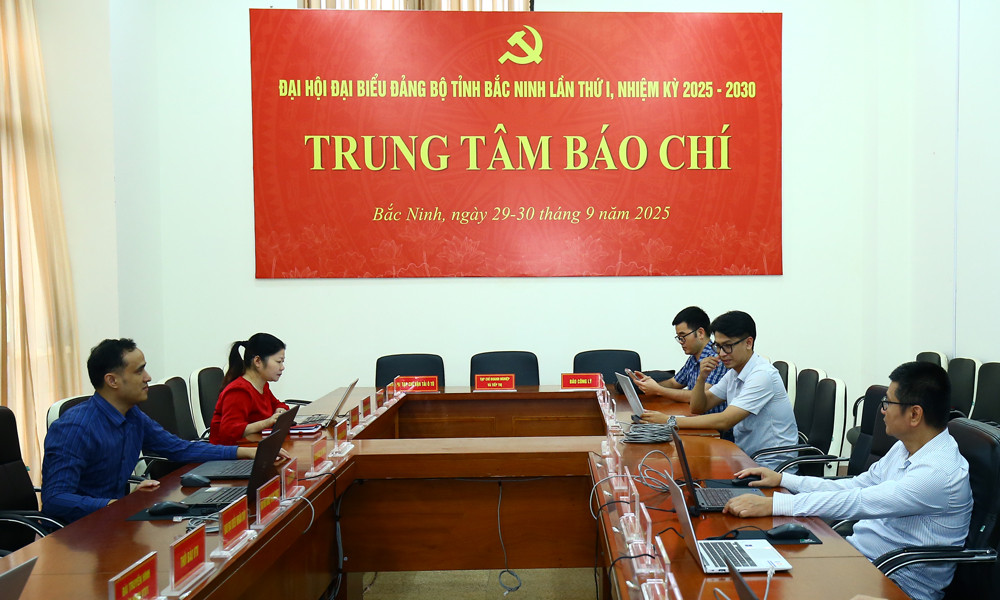 Phóng viên, Biên tập viên tác nghiệp tại Trung tâm báo chí sau khi thành lập