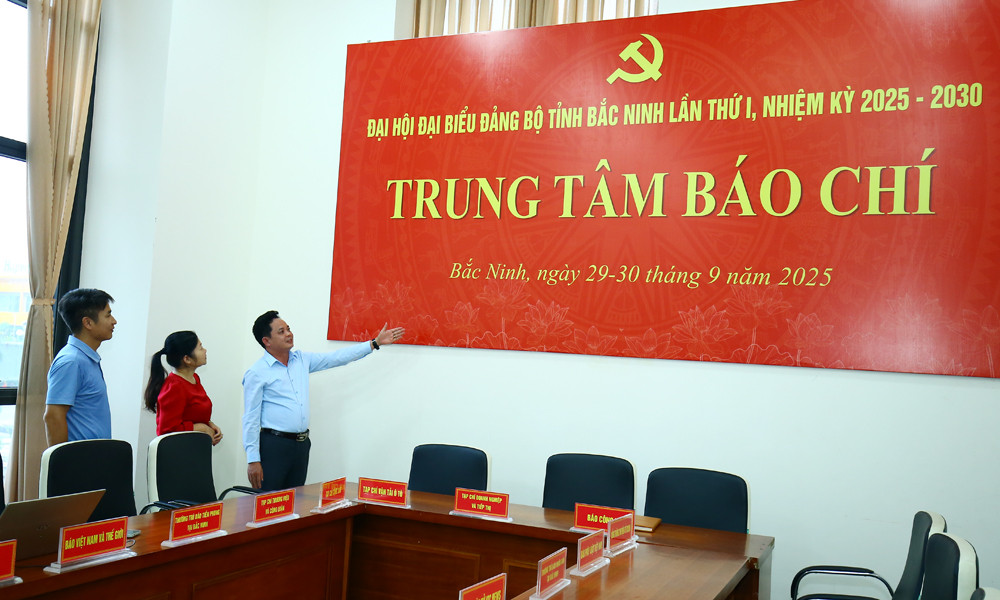 Ông Khổng Đức Thanh, Phó Giám đốc Sở Văn hoá Thể thao và Du lịch tỉnh Bắc Ninh giới thiệu về Trung tâm báo chí