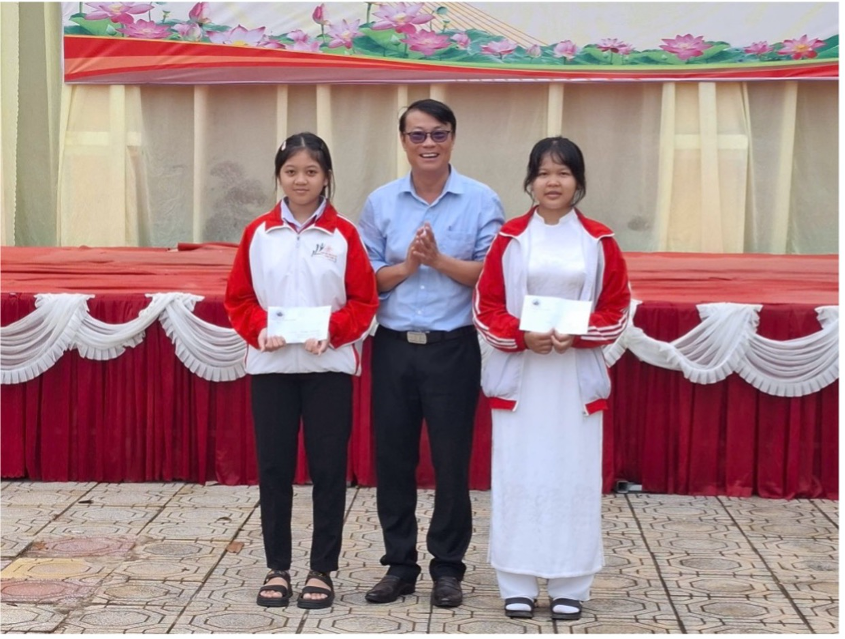 Tiến sĩ Lê Đắc Tường trao học bổng cho học sinh nghèo vượt khó