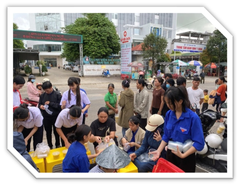 Hoạt động phát cháo miễn phí trước cổng Bệnh viện Đa khoa Kon Tum