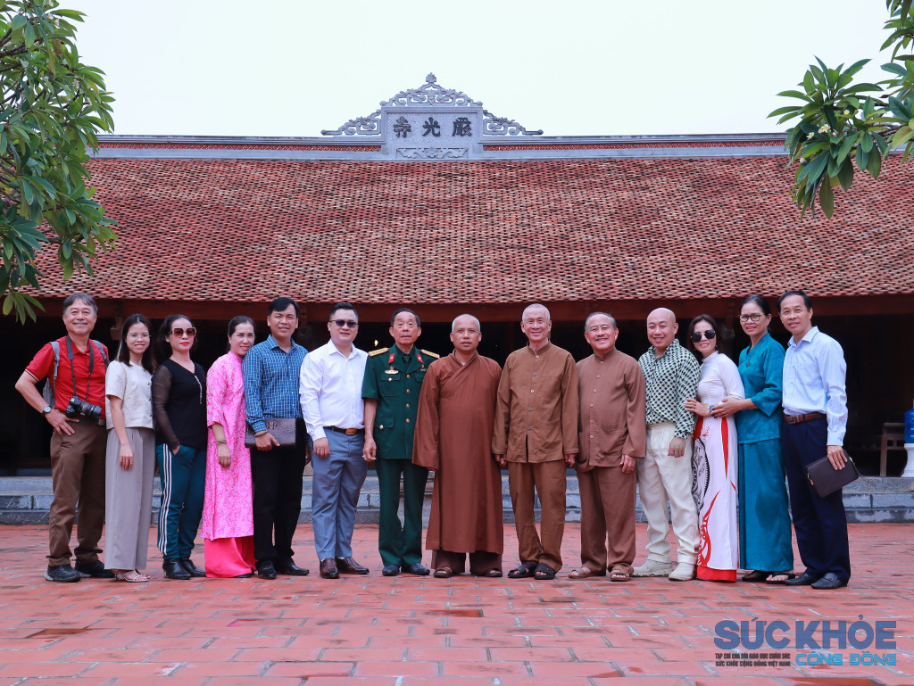 Chùa Giám có tên chữ là Nghiêm Quang tự thuộc xã Cẩm Sơn, huyện Cẩm Giàng, tỉnh Hải Dương. Chùa là nơi thờ, tưởng niệm vị Thánh thuốc Nam - Đại danh y Thiền sư Tuệ Tĩnh