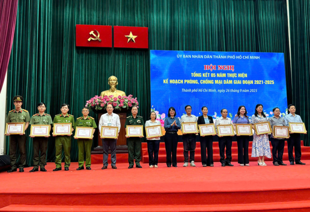 Khen thưởng 29 tập thể và 50 cá nhân có thành tích xuất sắc (Ảnh: Sở Y tế TP. Hồ Chí Minh)