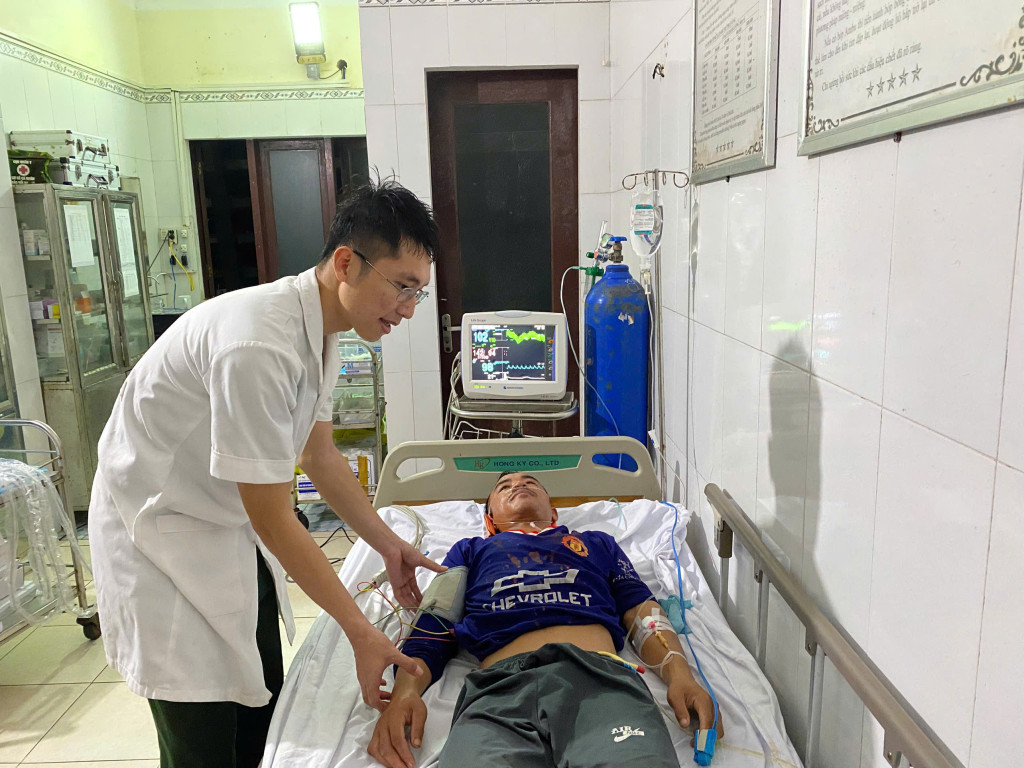 Bác sỹ túc trực thăm khám cho ngư dân Tín ( Ảnh: Ngọc Ánh, Huy Phụng)