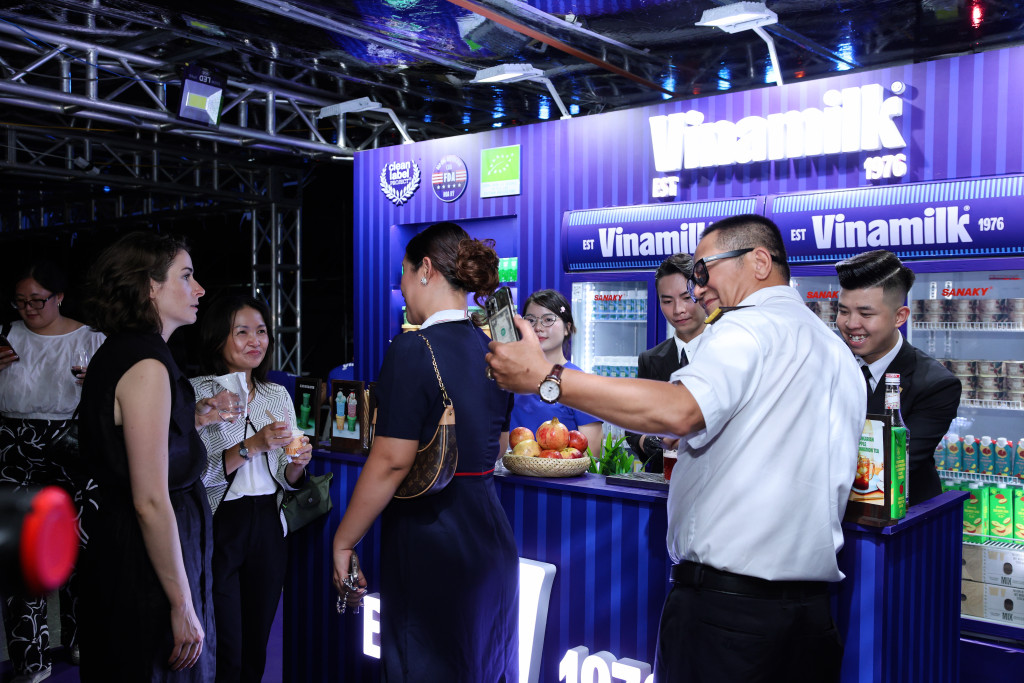 Bên cạnh các hoạt động giao lưu văn hóa và trình diễn nghệ thuật, một chi tiết đặc biệt khiến nhiều khách mời quốc tế bất ngờ: sản phẩm Vinamilk – thương hiệu sữa dẫn đầu tại Việt Nam – được phục vụ như món ẩm thực Việt độc đáo tại sự kiện (Ảnh: Nguyễn Hoàng)