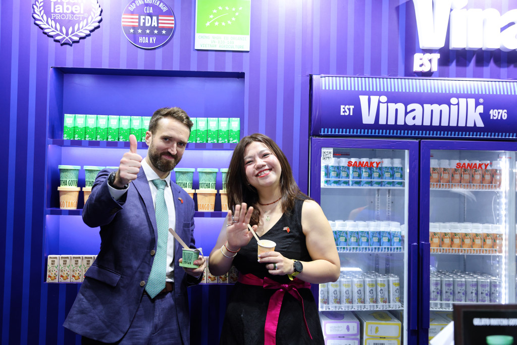 “Đây là lần đầu tiên tôi được nếm thử kem gelato của Vinamilk. Phải nói là cực kỳ ngon và sảng khoái, đặc biệt là trong những đêm thời tiết nóng thế này”, ông Sam Wood – Giám đốc mảng Xuất khẩu khu vực châu Á – Thái Bình Dương, Tổng Lãnh sự quán Anh tại TP.HCM chia sẻ (Ảnh: Nguyễn Hoàng)