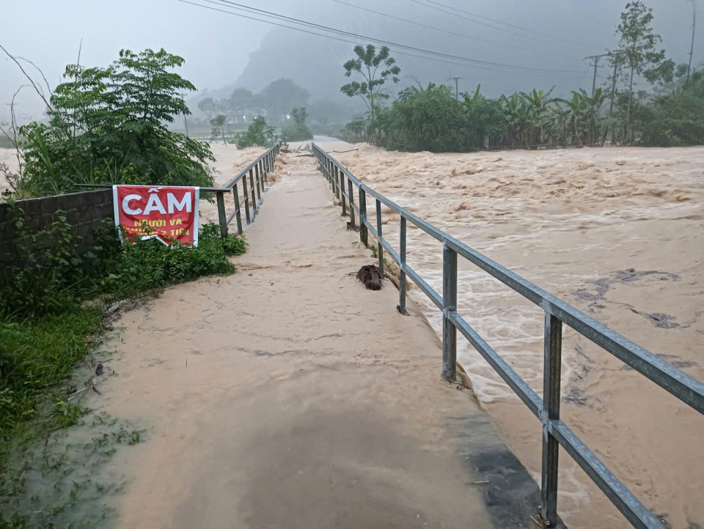 trên địa bàn tỉnh Thanh Hóa có mưa to kéo dài, trên diện rộng, khiến lưu lượng nước từ thượng nguồn đổ về gây ngập lụt và nguy cơ sạt lở  đất