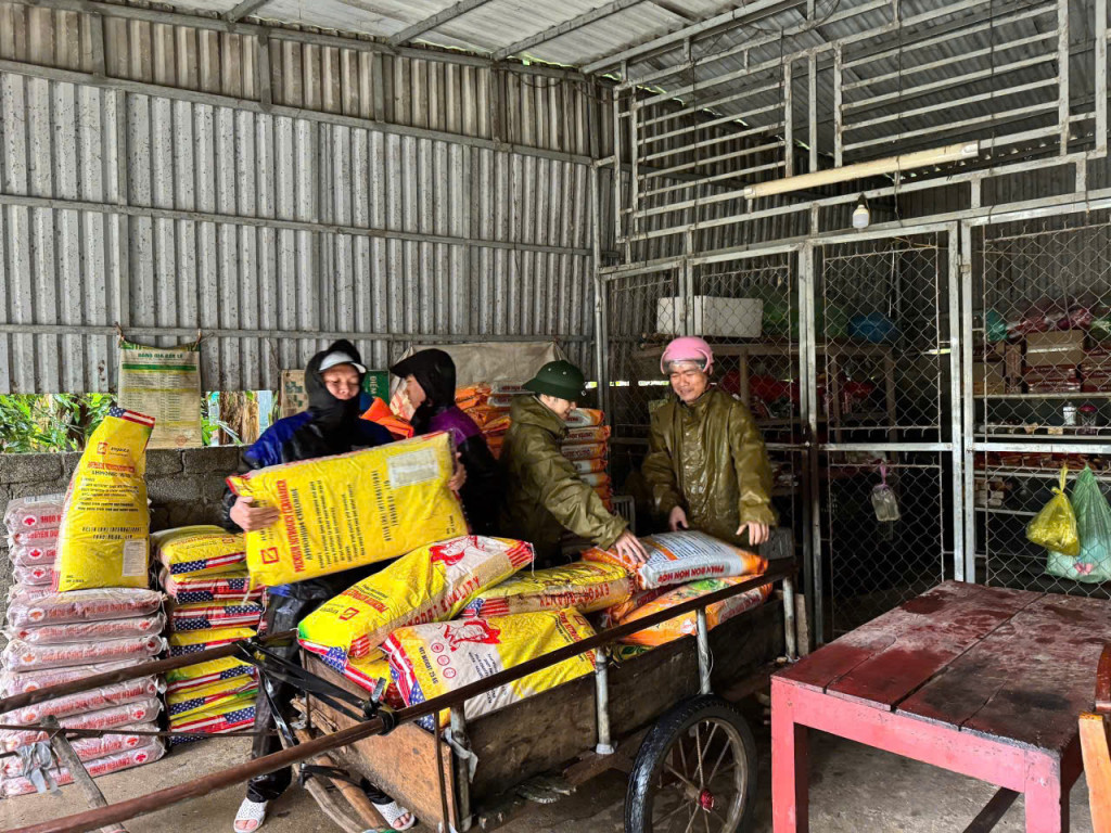 Lực lượng Công an xã Vạn Xuân đã cùng thành viên các tổ an ninh, trật tự ở cơ sở thực hiện phương châm “4 tại chỗ”, hỗ trợ Nhân dân di dời tài sản