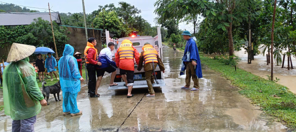 Công an xã Xuân Chinh đã huy động hàng chục cán bộ, chiến sĩ trực tiếp xuống từng địa bàn phối hợp với cấp ủy, chính quyền địa phương và các lực lượng chức năng rà soát, nắm tình hình các hộ bị ngập để giúp đỡ Nhân dân vận chuyển, di dời người và tài sản đến nơi an toàn.