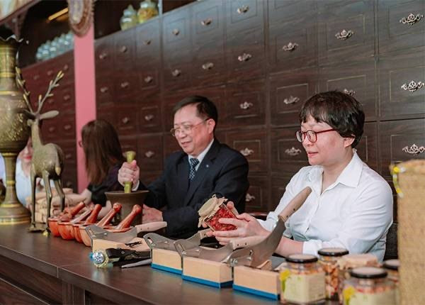 Trường Đại học Lương Thế Vinh hợp tác với Công ty Cổ phần Dược phẩm Tuệ Tĩnh trong công tác về đào tạo thực hành