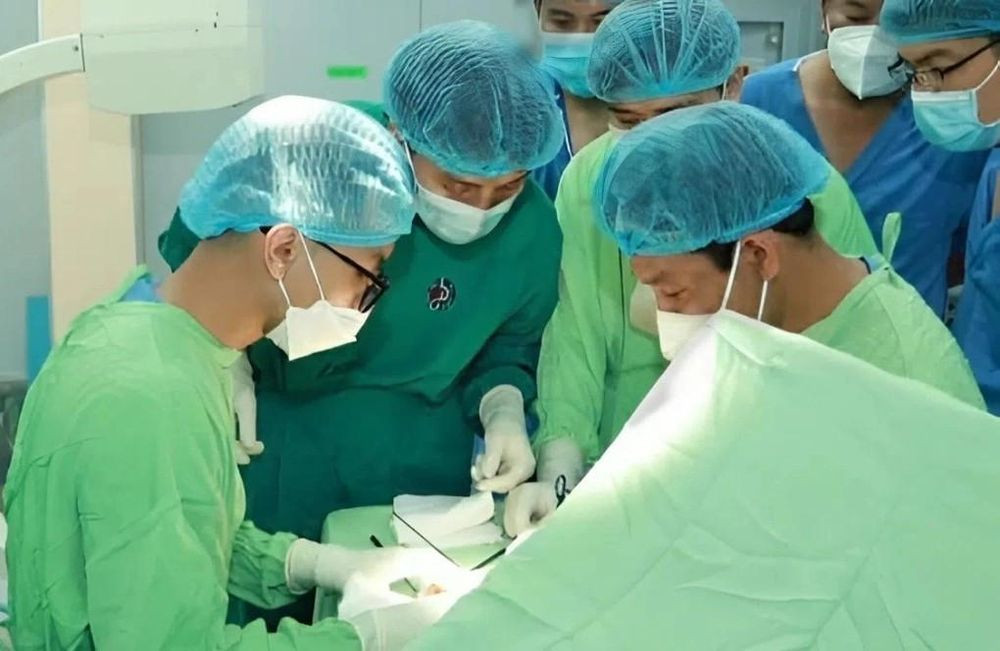 Các y bác sĩ phẫu thuật cho bệnh nhân ( Ảnh: Bệnh viện Bình Dương )