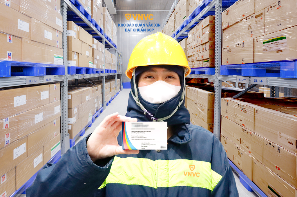 Giống như toàn bộ vắc xin khác tại VNVC, vắc xin RSV được bảo quản trong hệ thống kho lạnh đạt chuẩn GSP theo tiêu chuẩn quốc tế, giám sát nhiệt độ nghiêm ngặt 24/24. Ảnh: Mộc Thảo