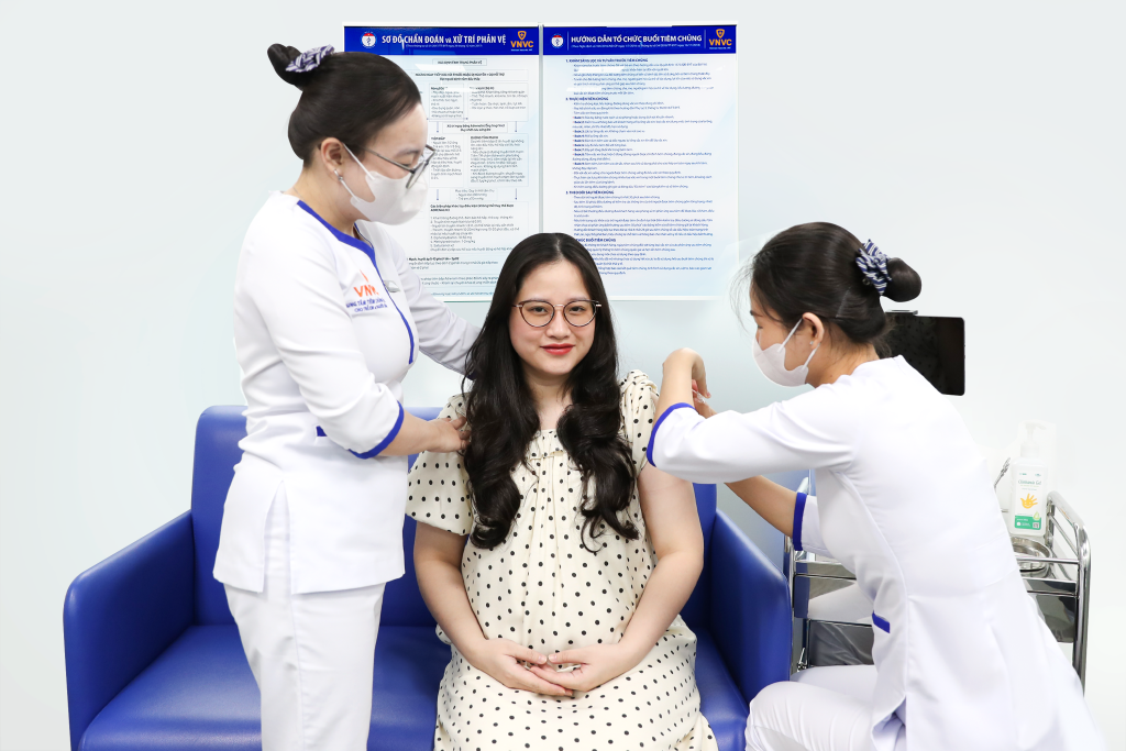  Những mẹ bầu đầu tiên được tiêm vắc xin phòng RSV của Pfizer tại trung tâm tiêm chủng VNVC Hoàng Văn Thụ, TP. Hồ Chí Minh ngày 27/9. Ảnh: Mộc Thảo